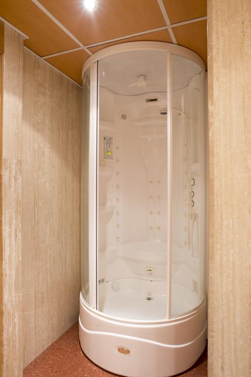 A Casa Canut Hotel Gastronòmic Les Escaldes Exterior foto A shower cubicle