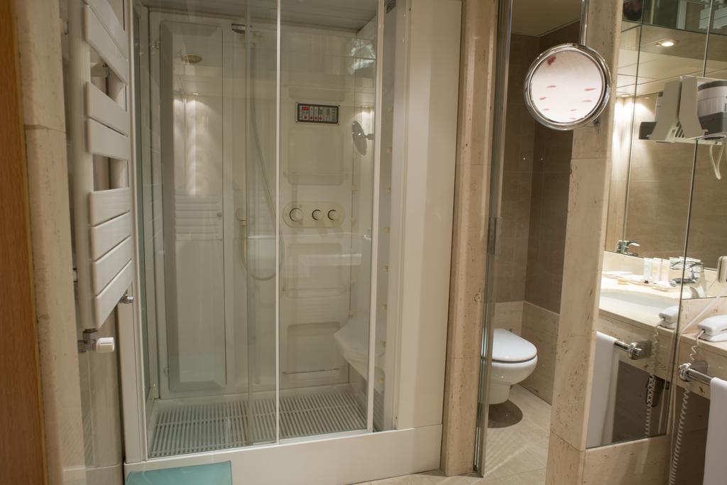 A Casa Canut Hotel Gastronòmic Les Escaldes Exterior foto A shower cubicle