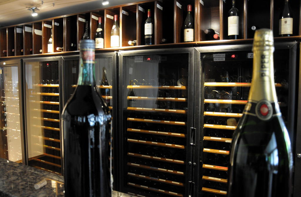 A Casa Canut Hotel Gastronòmic Les Escaldes Exterior foto Wine lockers