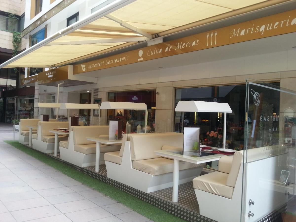A Casa Canut Hotel Gastronòmic Les Escaldes Exterior foto A café in the station